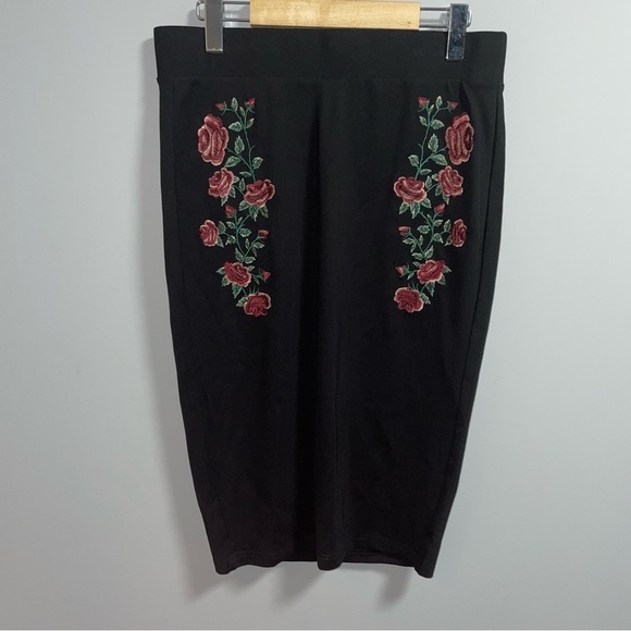 Torrid Embroidered  Rose Pencil Skirt - Picture 2 of 6